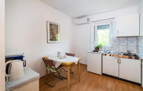Rovanjska Apartment | Gorgeous Apartment In Rovanjska With Kitchen