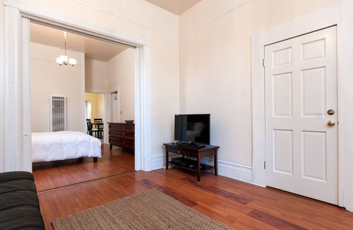 Downtown Oakland Apartment | GORGEOUS APARTMENT IN VICTORIAN