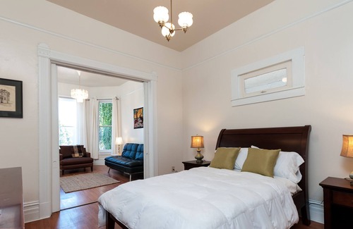 Downtown Oakland Apartment | GORGEOUS APARTMENT IN VICTORIAN