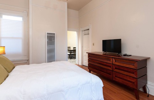 Downtown Oakland Apartment | GORGEOUS APARTMENT IN VICTORIAN