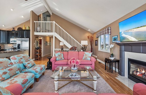 Avalon House | Gorgeous beach block single family home with fantastic views of the ocean.