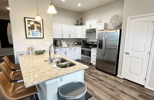 Palm Harbor House | Gorgeous Beach House w/Pop Up Bar & Community Pool