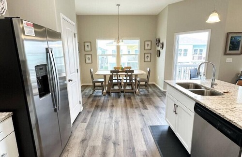 Palm Harbor House | Gorgeous Beach House w/Pop Up Bar & Community Pool