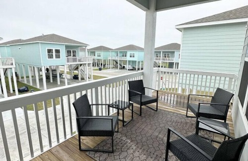 Palm Harbor House | Gorgeous Beach House w/Pop Up Bar & Community Pool