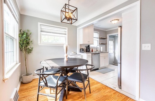 Berkley House | Gorgeous Berkley 3BR/2.5BA Home w/Loft Suite