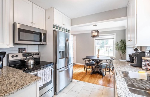 Berkley House | Gorgeous Berkley 3BR/2.5BA Home w/Loft Suite