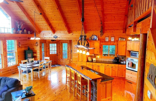 Newport House | Gorgeous Cabin With Amazing Views of the Smokies
