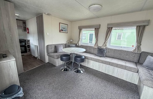 Hopton House | Gorgeous caravan with decking in Breydon Water Holiday Park, ref 10081B