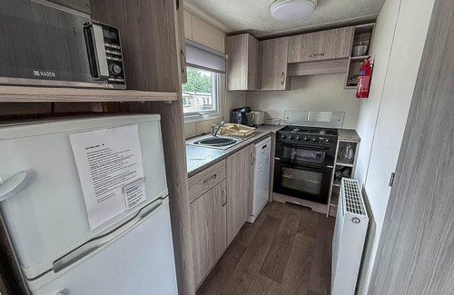 Hopton House | Gorgeous caravan with decking in Breydon Water Holiday Park, ref 10081B