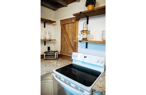 Granville House | Gorgeous Carriage House!