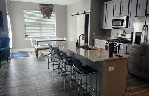 Bettendorf Condo | Gorgeous, clean, newer Condo , 5 bedrooms! 1 mile from Bettplex.