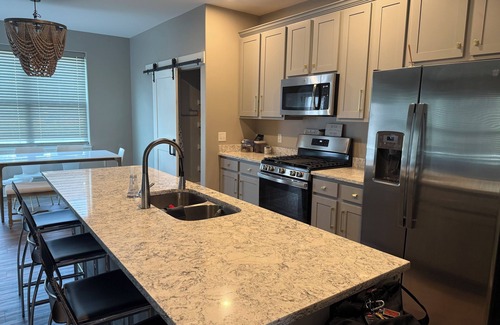 Bettendorf Condo | Gorgeous, clean, newer Condo , 5 bedrooms! 1 mile from Bettplex.