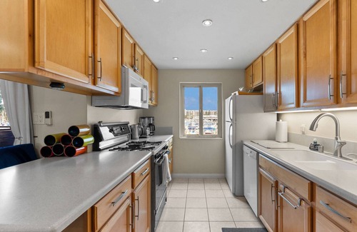 Townsite Condo | Gorgeous Condo | Marina Views | Steps from Harbor Beach 208B