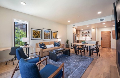 Tamarack Condo | Gorgeous Condo|Steps FromHill|Fireplace|Balcony