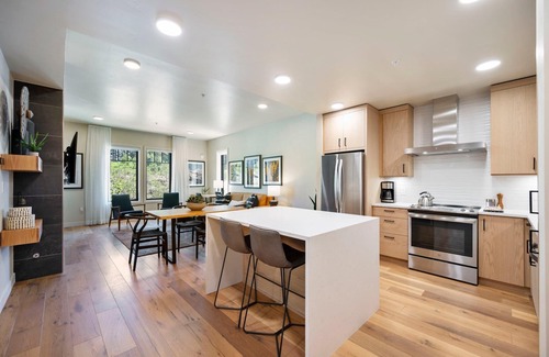 Tamarack Condo | Gorgeous Condo|Steps FromHill|Fireplace|Balcony