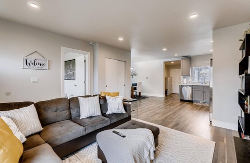 Tukwila House | ♫ Gorgeous, Contemporary ♦ 4 BDRM/2 BATH Home ♫