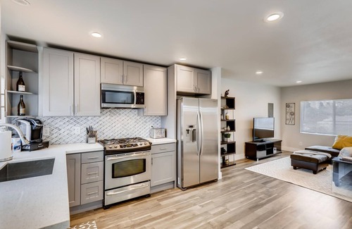 Tukwila House | ♫ Gorgeous, Contemporary ♦ 4 BDRM/2 BATH Home ♫