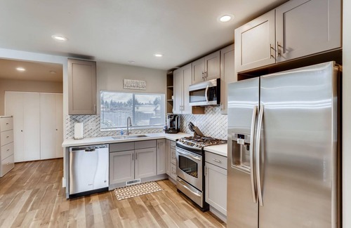 Tukwila House | ♫ Gorgeous, Contemporary ♦ 4 BDRM/2 BATH Home ♫