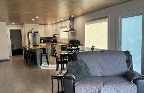 Manitoba Cottage | Gorgeous cottage in Poplar Bay on the waterfront amid a 4 season playground