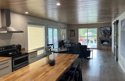 Manitoba Cottage | Gorgeous cottage in Poplar Bay on the waterfront amid a 4 season playground