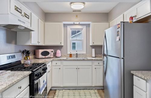Westmont House | Gorgeous Cottage in Westmont, with massive fenced garden pet friendly, sleeps 5.