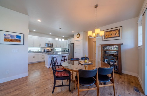 Southwest Bend House | Gorgeous Custom Home-w/AC, Office, BIG garage, Close to OLD MILL-River-Concerts!