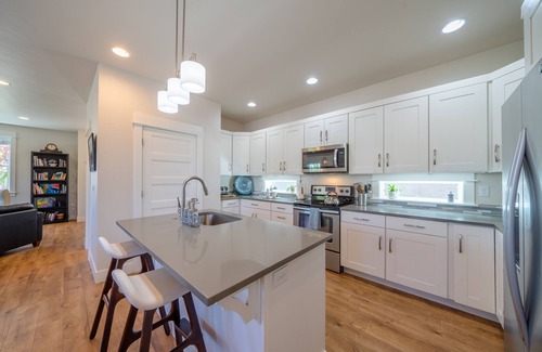 Southwest Bend House | Gorgeous Custom Home-w/AC, Office, BIG garage, Close to OLD MILL-River-Concerts!