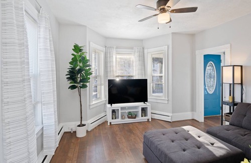 East Providence Apartment | Gorgeous Duplex In A Quite & Safe Area, Minutes From Providence