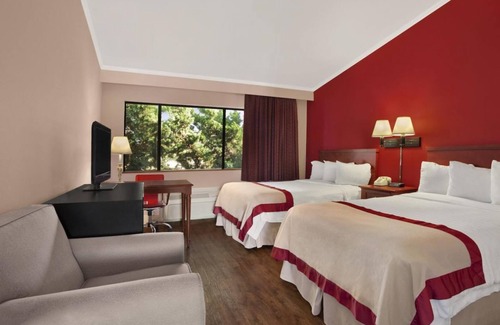 Torrance Hotel | Gorgeous Family Escape! Spacious Family Unit, Pool, Restaurant