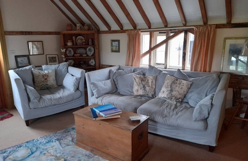 Chediston House | Gorgeous 2 bedroom Barn, Pet friendly, close to Halesworth