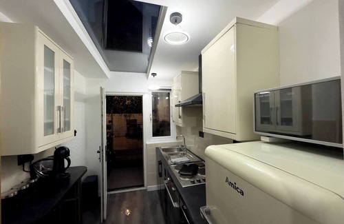 Rhondda Cynon Taff Apartment | Gorgeous Graceful Getaway w/Gazebo - Tylorstown
