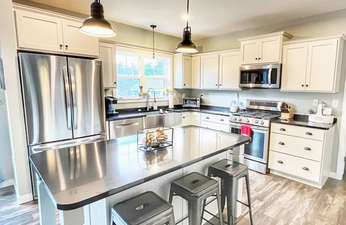 Miami Park House | Gorgeous Home 2 Blocks from Lake Michigan-Private Beach Access via Tram/Stairs