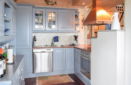 Selbjorn House | Gorgeous home in Bekkjarvik with WiFi