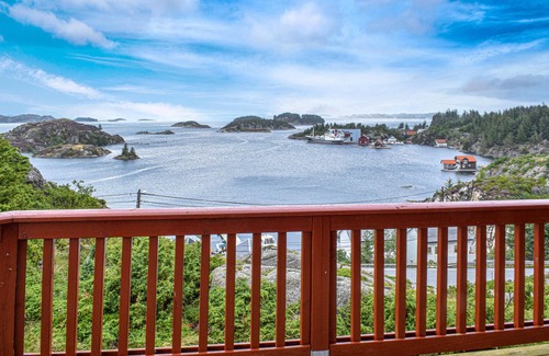 Selbjorn House | Gorgeous home in Bekkjarvik with WiFi