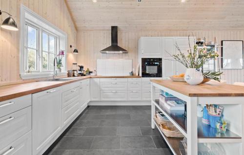 Ordrup House | Gorgeous Home In Fårevejle With Kitchen