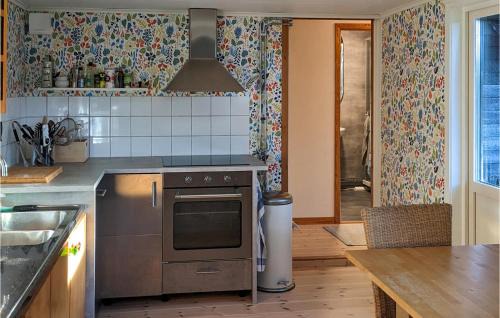 Sissehall House | Gorgeous Home In Hasslö With Kitchen