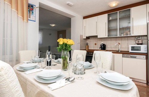 Lokvicici House | Gorgeous home in Lokvicici with WiFi
