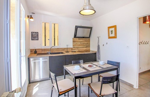Montfavet House | Gorgeous home in Montfavet with kitchen