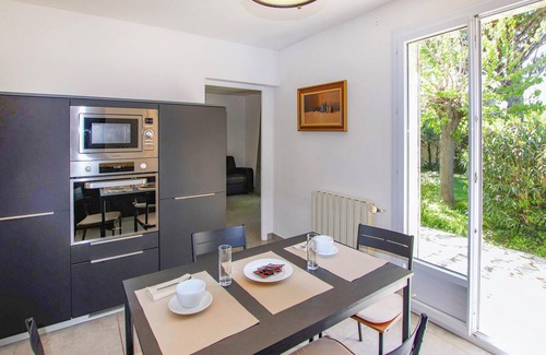 Montfavet House | Gorgeous home in Montfavet with kitchen