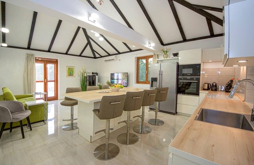Pokrovnik House | Gorgeous home in Pokrovnik with WiFi