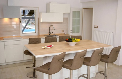 Pokrovnik House | Gorgeous home in Pokrovnik with WiFi