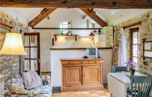 Quettehou House | Gorgeous Home In Quettehou With Wifi