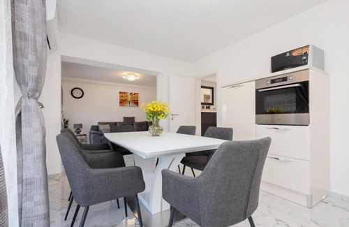 Runovici House | Gorgeous home in Runovici with kitchen