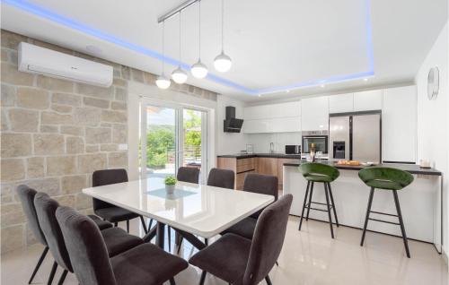 Srinjine House | Gorgeous Home In Srinjine