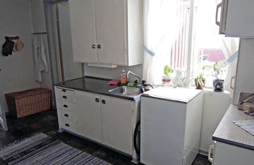 Floalt House | Gorgeous home in Våxtorp with kitchen