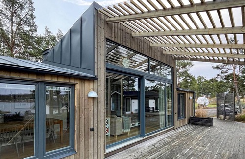 Vikbolandet House | Gorgeous home in Vikbolandet with WiFi