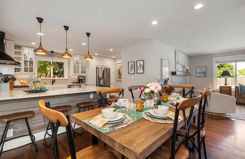 SeaTac House | Gorgeous home w/AC enjoy hot tub & amazing yard only minutes to SEATAC airport