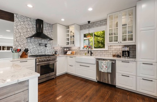 SeaTac House | Gorgeous home w/AC enjoy hot tub & amazing yard only minutes to SEATAC airport