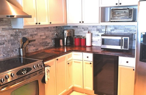 Puslinch House | Gorgeous lakefront getaway mere minutes from city amenities- with hot tub!