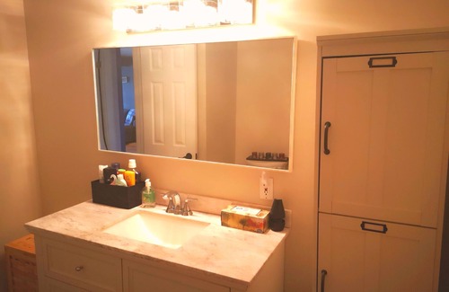 Puslinch House | Gorgeous lakefront getaway mere minutes from city amenities- with hot tub!